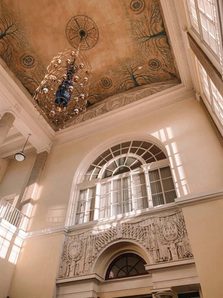 lustre avec grande hauteur sous plafond - photo de yury manuelenko