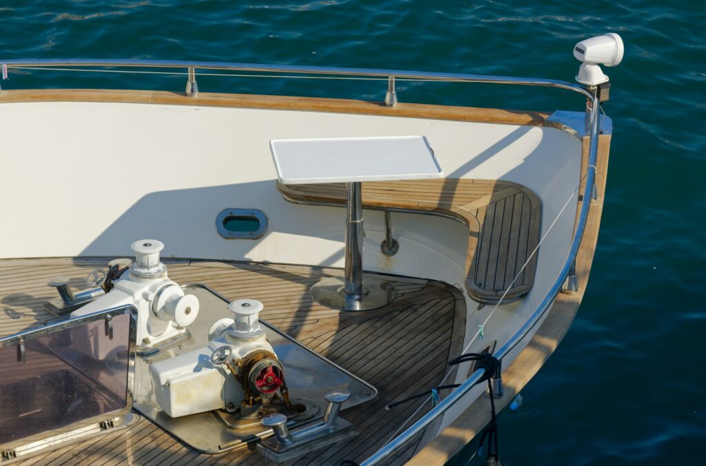 gros plan partie avant d'un bateau à moteur